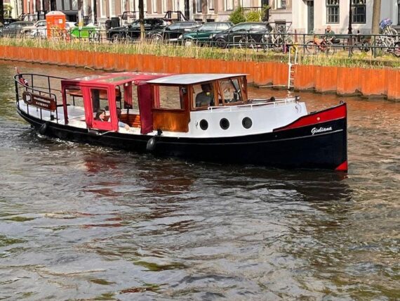 sebi boat tours amsterdam, meet GIULIANA our electric boat